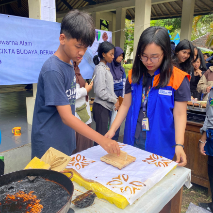 SERA Cerdas Ajak Pelajar Mengenal Batik Indigo Ramah Lingkungan