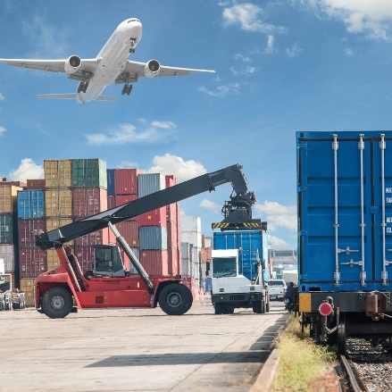 The Differences Between Regular Shipping Services and Freight Forwarding