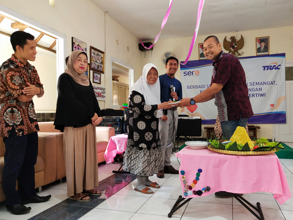 Program CSR SERA ke Panti Sosial Tresna Werdha Budi Pertiwi Bandung