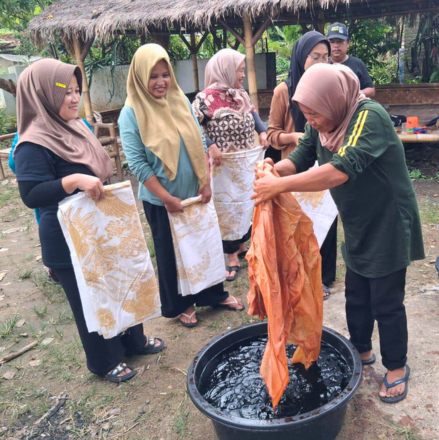 SERA & YAPERSI Dorong Ekonomi Hijau UMKM Batik di Cuku Nyinyi