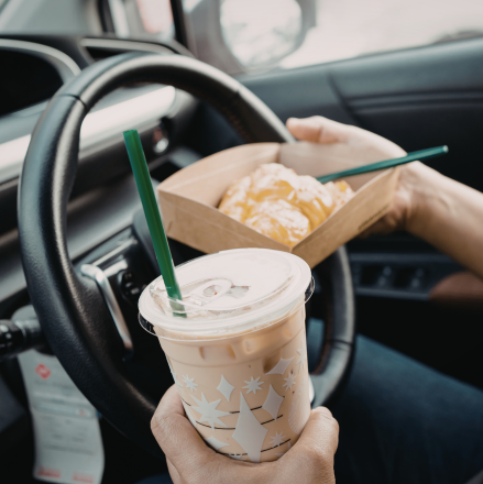 Tips Nyaman Saat Harus Buka Puasa di Mobil