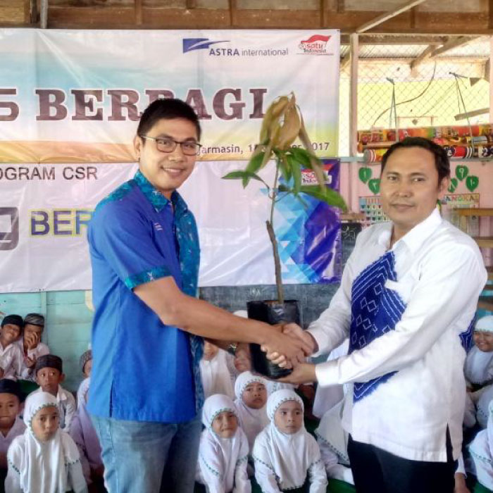 “SELOG Berbagi” Visits Elementary School Students in Banjarmasin